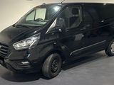 La camionnette noire est garée dans le garage de l'immeuble.