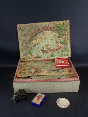 une petite boîte contenant un livre et une pièce de monnaie