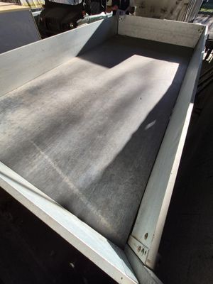 a conveyor belt in the middle of a conveyor belt