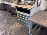 une photo d'un atelier d'usinage avec un établi
