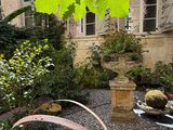 un petit jardin avec une table et des chaises