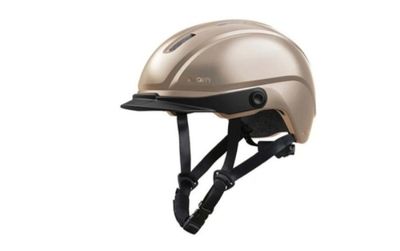 gros plan d'un casque sur fond blanc