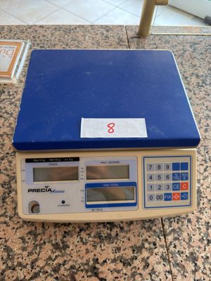 une balance bleue et blanche posée sur un comptoir