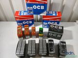 de nombreuses télécommandes de différents types posées sur une table