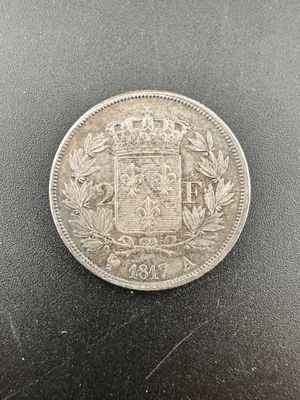 une pièce d'argent sur laquelle figurent des armoiries