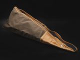 un sac en papier brun posé sur une surface noire