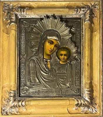 une image représentant un tableau d'une mère et de son enfant dans un cadre doré