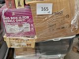 une pile de boîtes empilées les unes sur les autres
