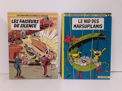 deux livres posés sur une surface blanche, avec la photo d'un homme dans une voiture