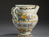 un vase blanc orné de fleurs jaunes et bleues