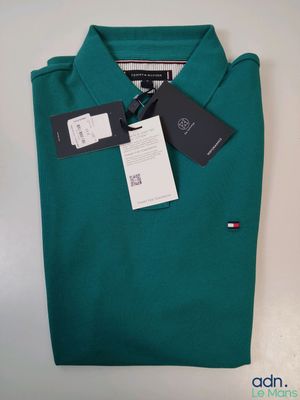 un polo vert avec une étiquette au niveau du col