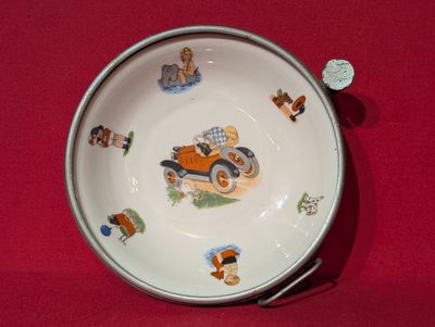 une assiette sur laquelle sont représentés un chien et une voiture