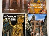 quatre livres posés sur une table, devant laquelle se trouve une statue en or