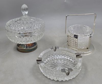 trois morceaux de verre posés sur une table, maintenus par un support métallique