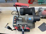 une machine posée sur une table sur laquelle se trouvent des outils