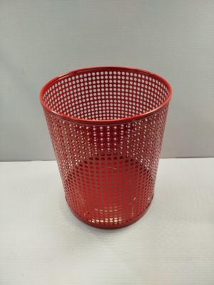 un panier rouge posé sur une table