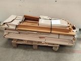 un tas de bois posé sur une palette dans un entrepôt