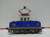 un petit train surmonté d'une grue