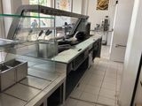 une photo de la cuisine d'un restaurant avec des plans de travail en inox