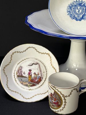 deux tasses et une soucoupe posées sur une table