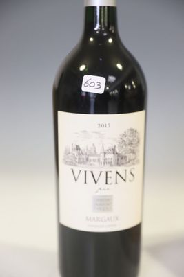 une bouteille de vin posée sur une table
