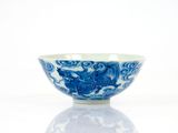un bol bleu et blanc orné d'un dragon