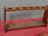 une étagère en bois sur laquelle sont posées plusieurs pierres