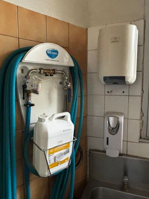 une photo d'une salle de bains avec un chauffe-eau et un lavabo