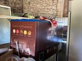une boîte de nourriture posée sur le plan de travail d'une cuisine