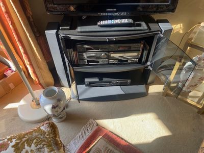 un téléviseur posé sur un meuble dans le salon