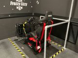 un simulateur de course installé dans un coin d'un immeuble