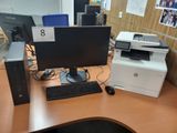 un bureau équipé d'un ordinateur, d'une imprimante et d'une imprimante
