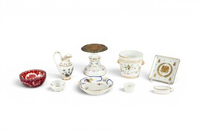 de nombreuses pièces de porcelaine de formes variées sur un fond blanc