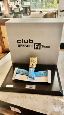 un paquet de cigarettes posé sur une table