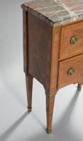 Petite commode d'entre deux en noyer et placage de noyer à d… (photo 4)