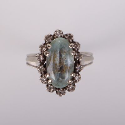 Gros plan sur une bague contenant une pierre