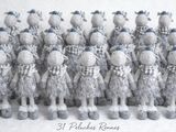 tout un tas de peluches alignées les unes à côté des autres