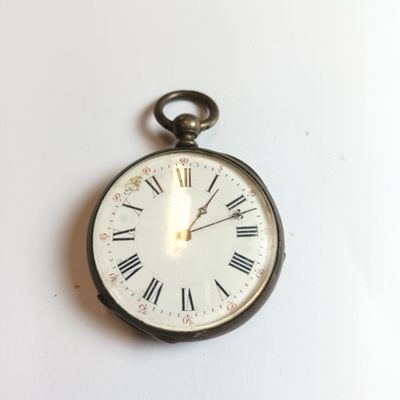 une horloge accrochée au mur avec des chiffres romains