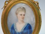 portrait d'une femme en robe bleue dans un cadre doré