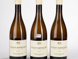 trois bouteilles de vin posées l'une à côté de l'autre sur une table
