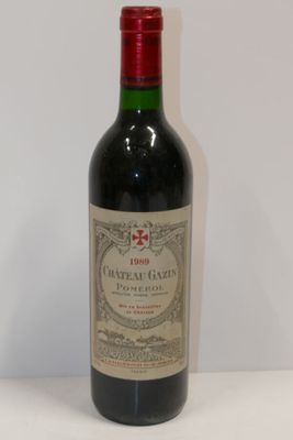 une bouteille de vin posée sur une table