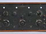 une très vieille radio avec de nombreux boutons