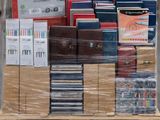 une palette remplie de livres et d'autres articles posés sur une palette