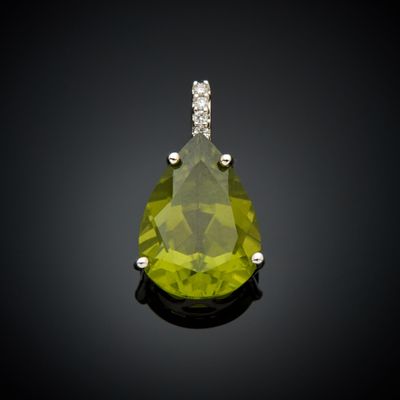 un grand pendentif en péridot et diamants sur un fond noir