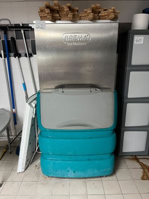 a machine that is sitting on the floor in the kitchen