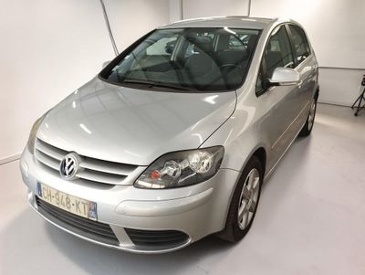 une voiture argentée garée dans un garage
