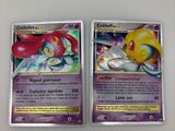 deux cartes pokemon posées l'une sur l'autre sur une table