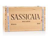 La boîte en bois contient une bouteille de sassicia.