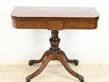 une vieille table en bois surmontée d'un tiroir