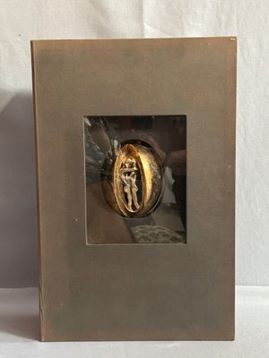une photo d'une photo d'une statue dans une boîte